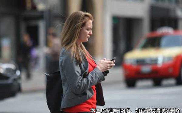 你還在邊走路邊看手機嗎？這可能是犯罪行為