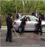 男子街頭行兇，被害人竟是其妻子