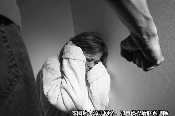 丈夫違反承諾再對妻子家暴，妻子起訴離婚獲支持