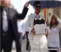 男子替去世的女友照顧其父母多年，老人因車禍去世后男子獲賠
